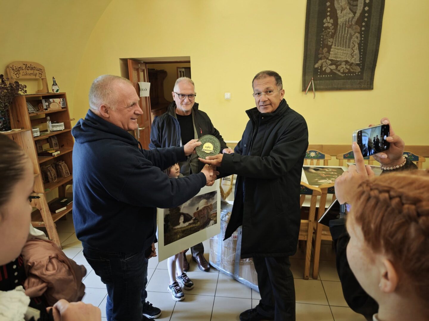 The President of GPU Metzakis Manolis during the donation of 152 photos to foundation of Father Bojte Csaba!