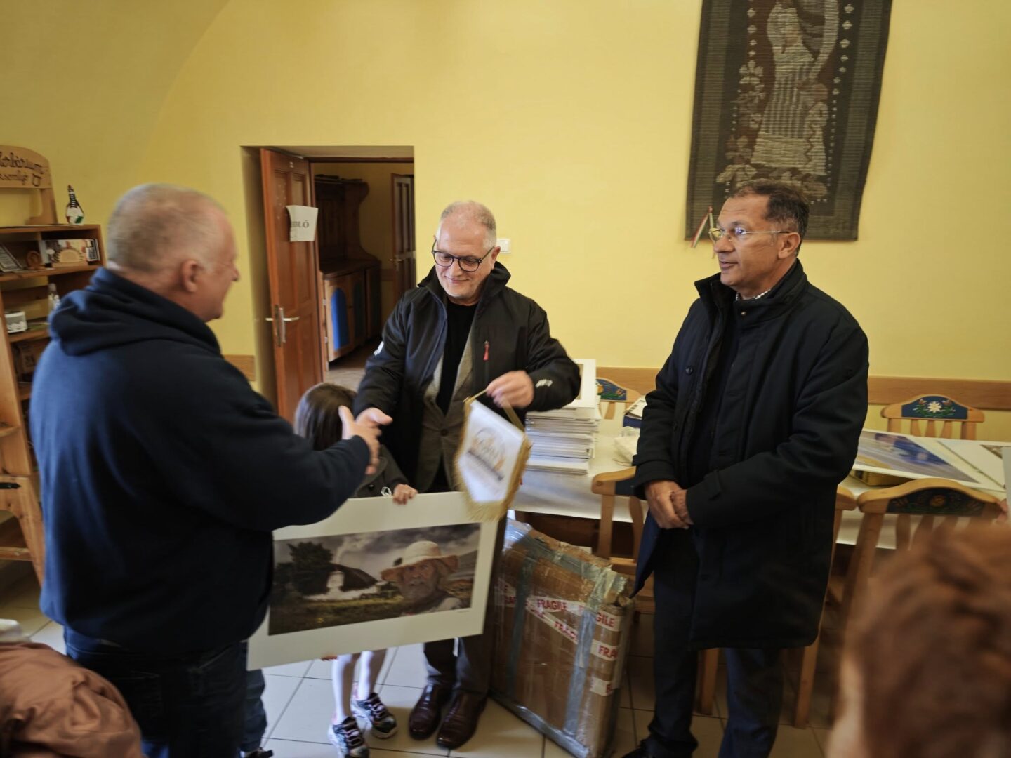 The President of GPU Metzakis Manolis during the donation of 152 photos to foundation of Father Bojte Csaba!