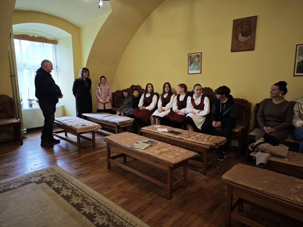 The President of GPU Metzakis Manolis during the donation of 152 photos to foundation of Father Bojte Csaba!