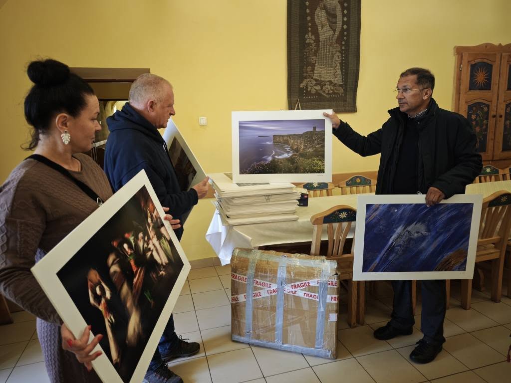 The President of GPU Metzakis Manolis during the donation of 152 photos to foundation of Father Bojte Csaba!