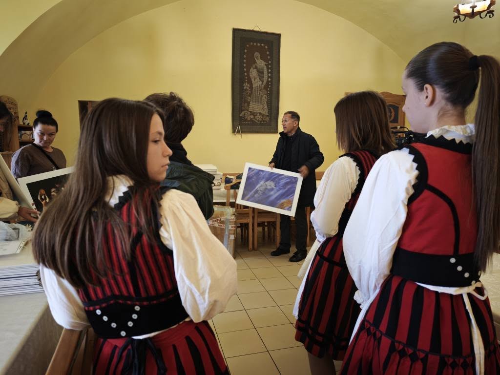 The President of GPU Metzakis Manolis during the donation of 152 photos to foundation of Father Bojte Csaba!