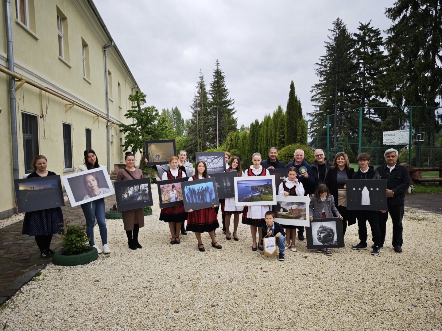 The President of GPU Metzakis Manolis during the donation of 152 photos to foundation of Father Bojte Csaba!